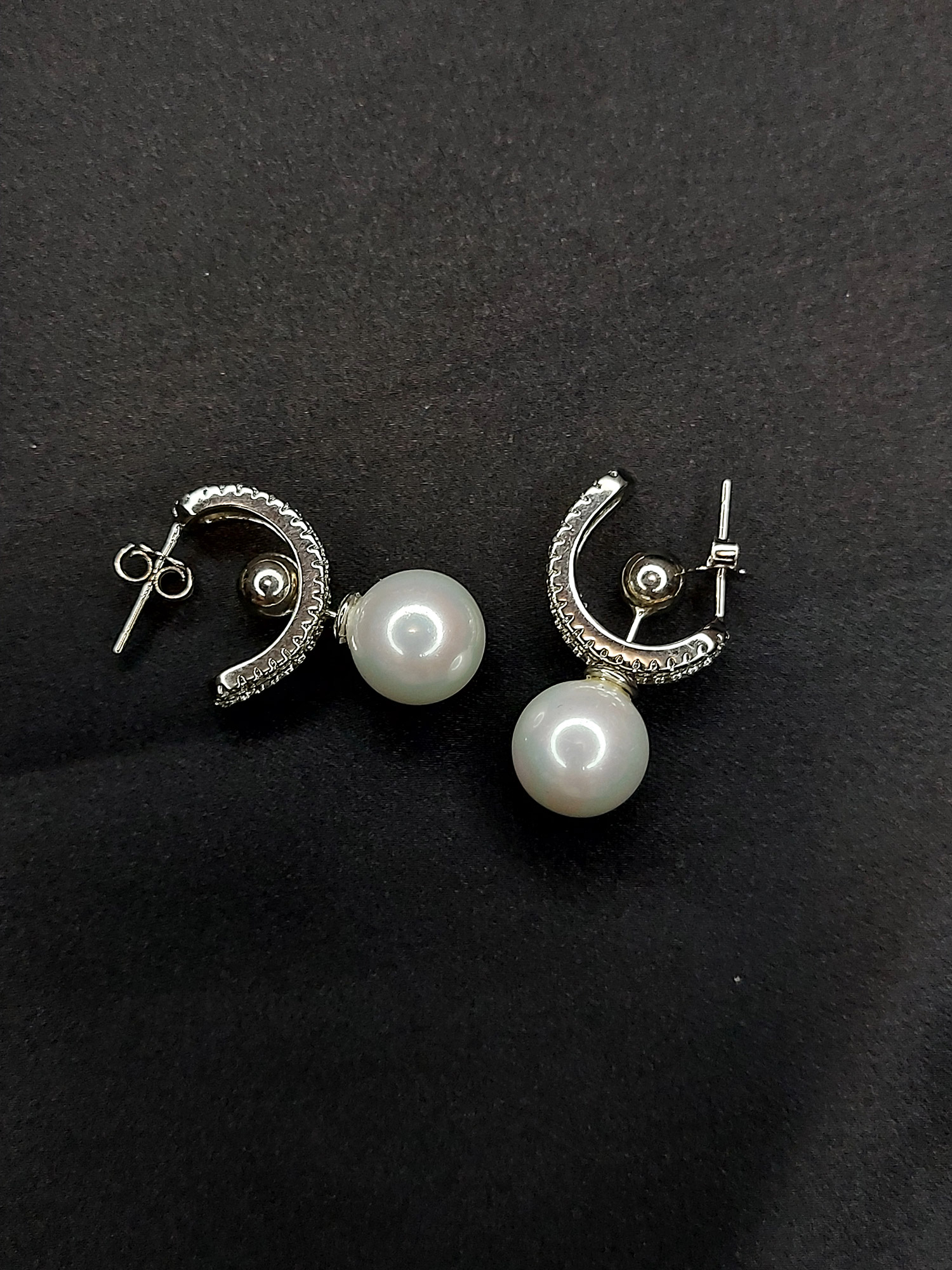 Silver pearl earring