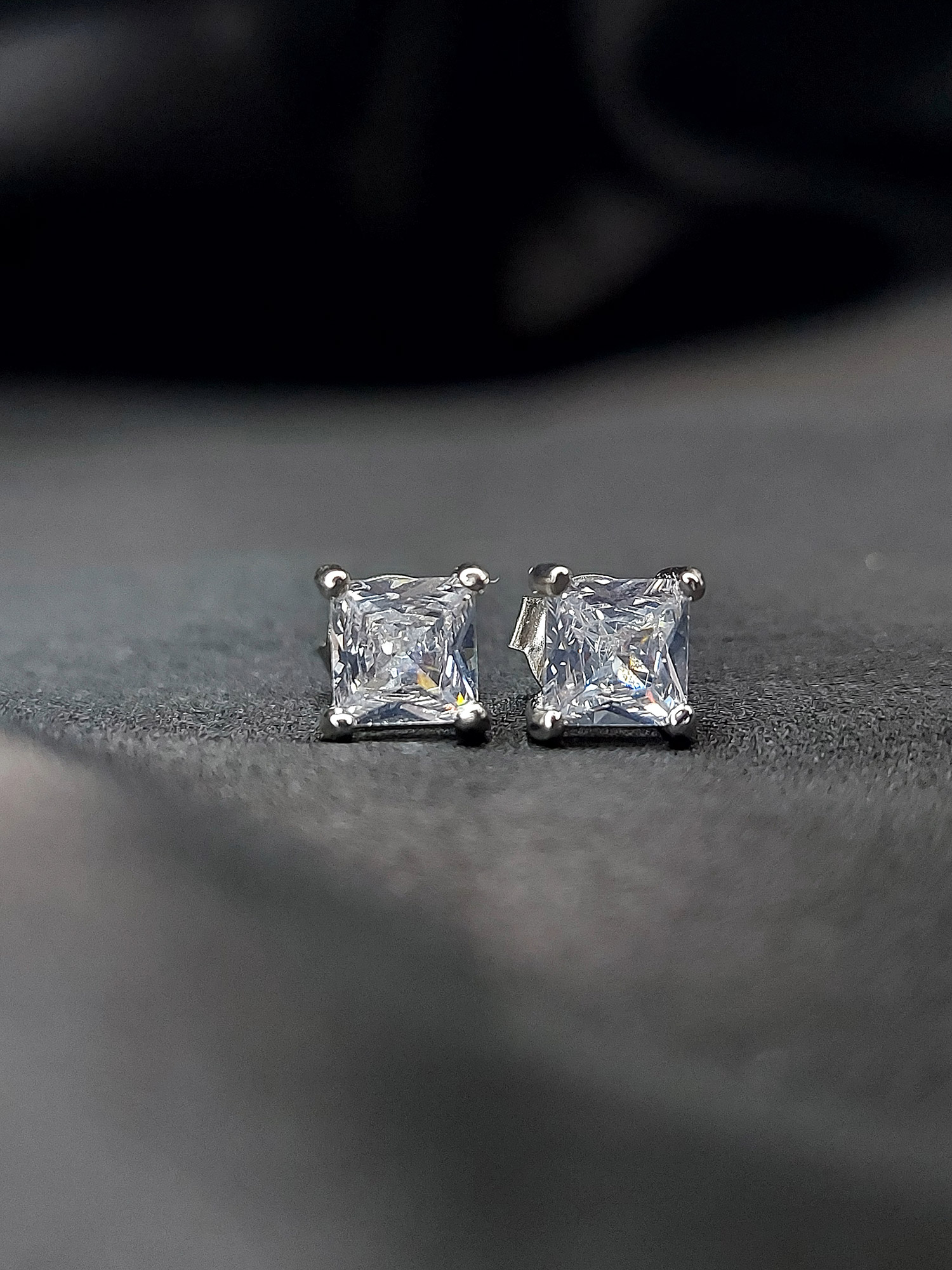 Silver solitaire stud earring