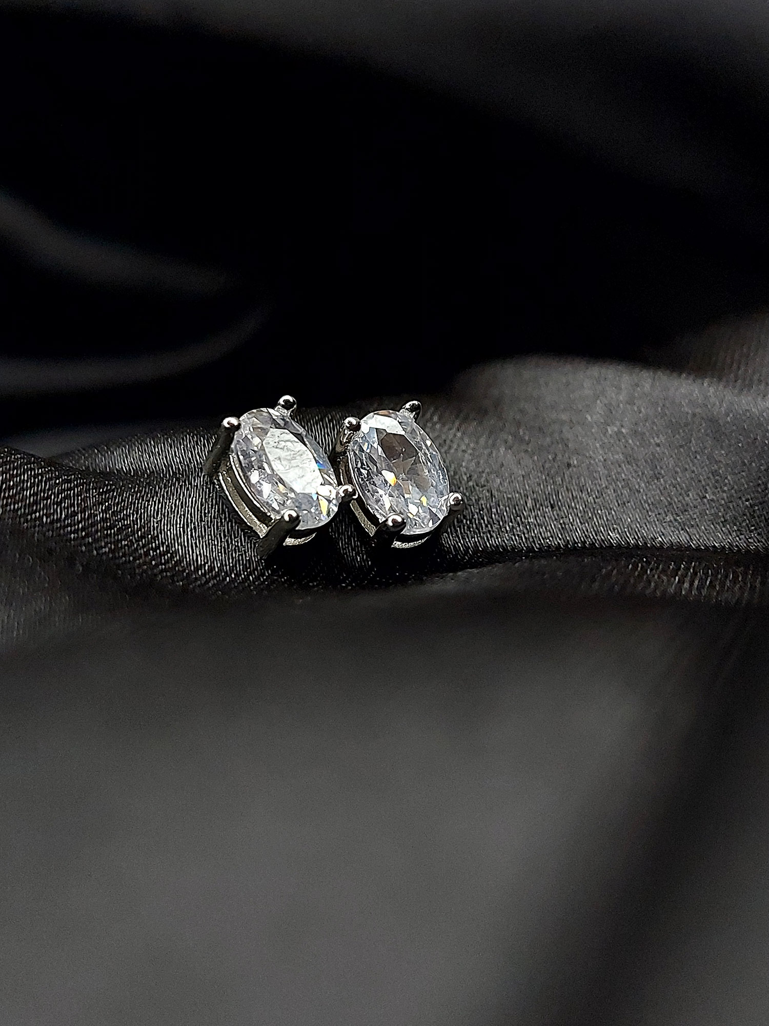 Silver solitaire stud earring