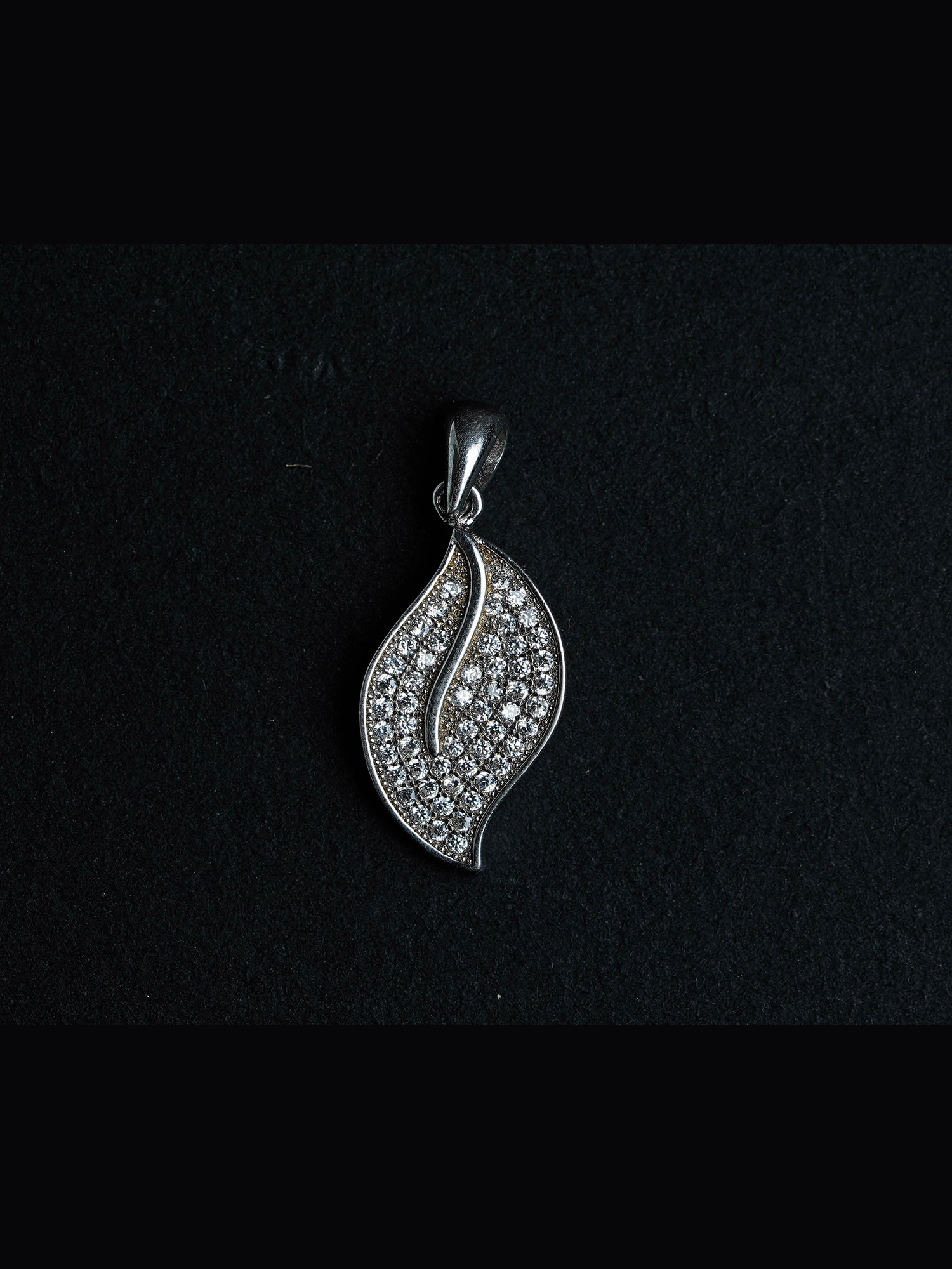 Silver leaf diamon studded pendent