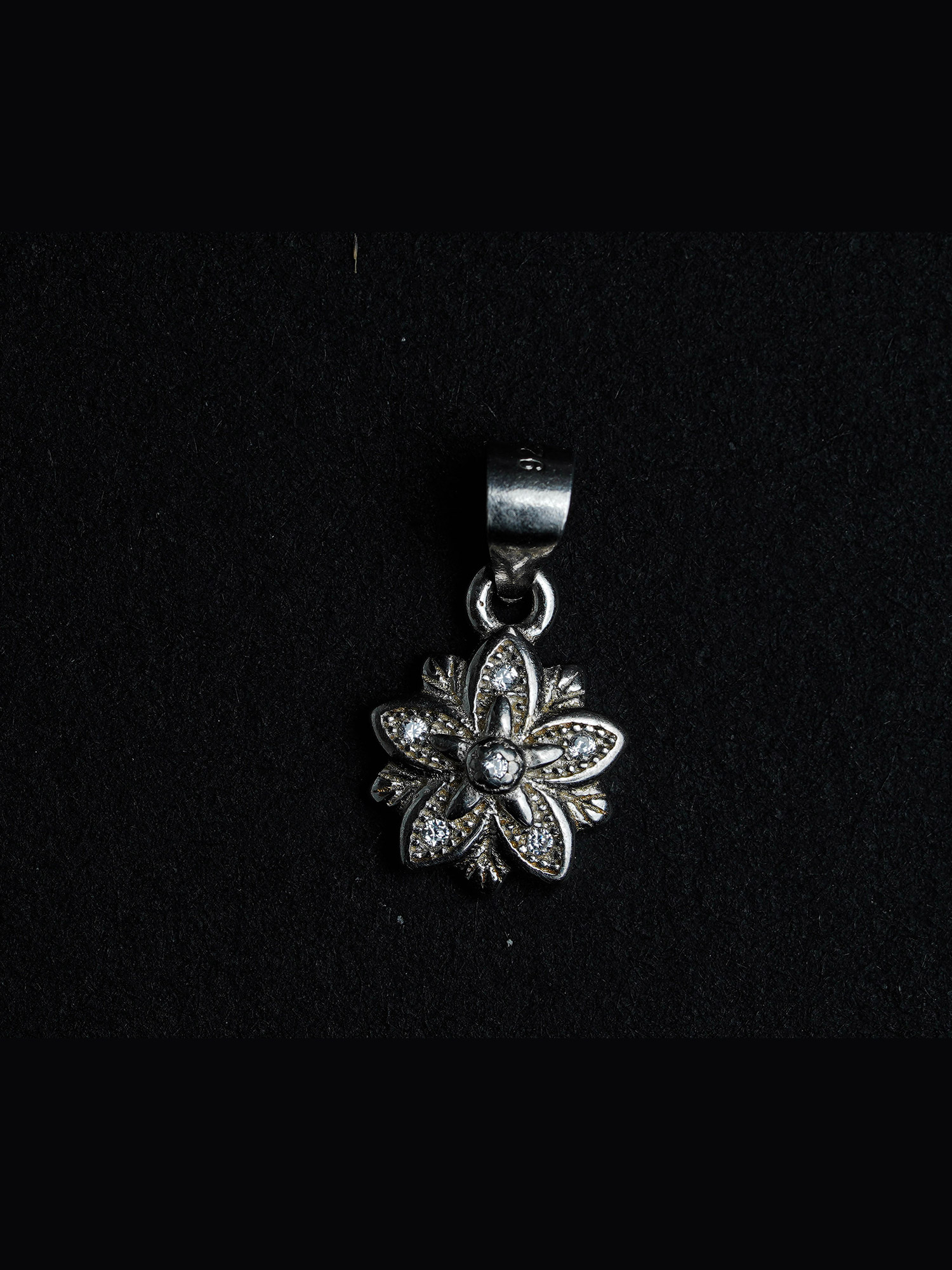 Silver flower pendent