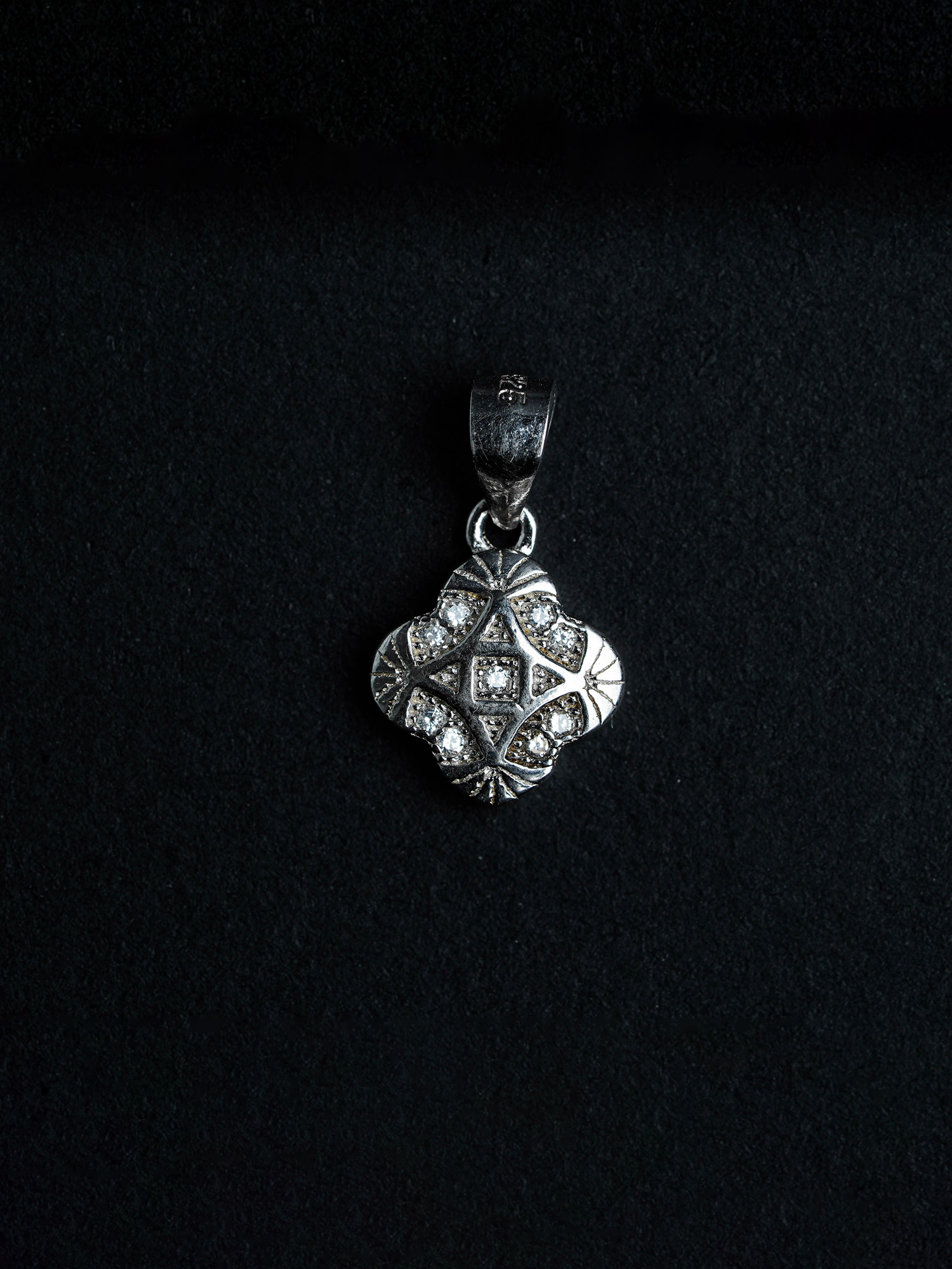 Silver flower pendent