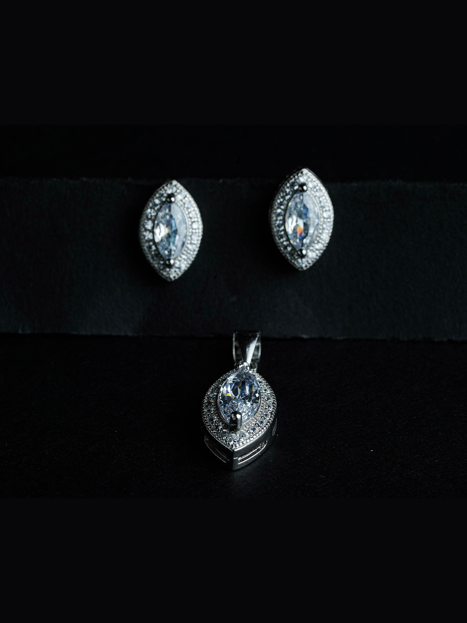 Silver pendent set