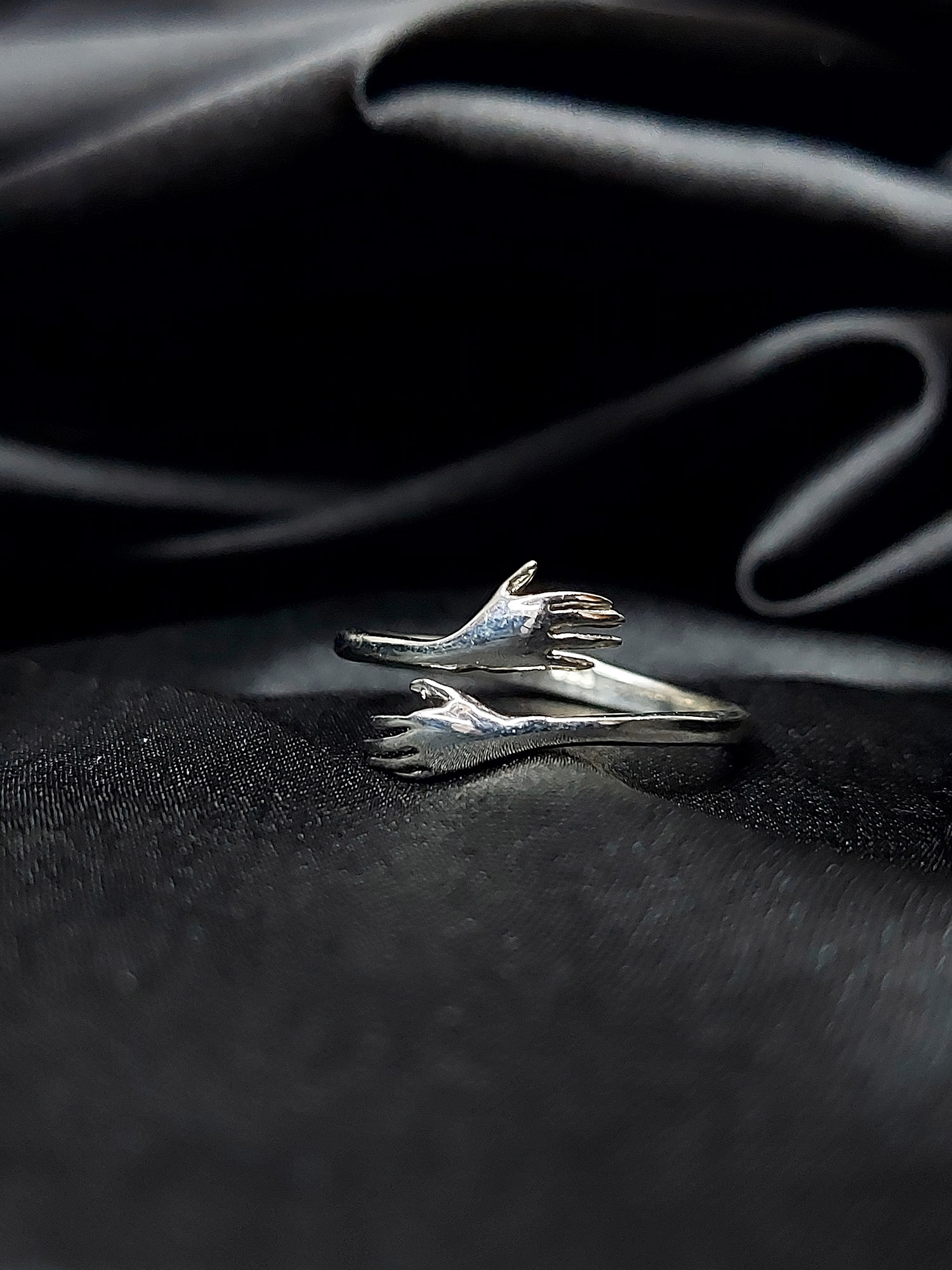 Silver couple hug ring